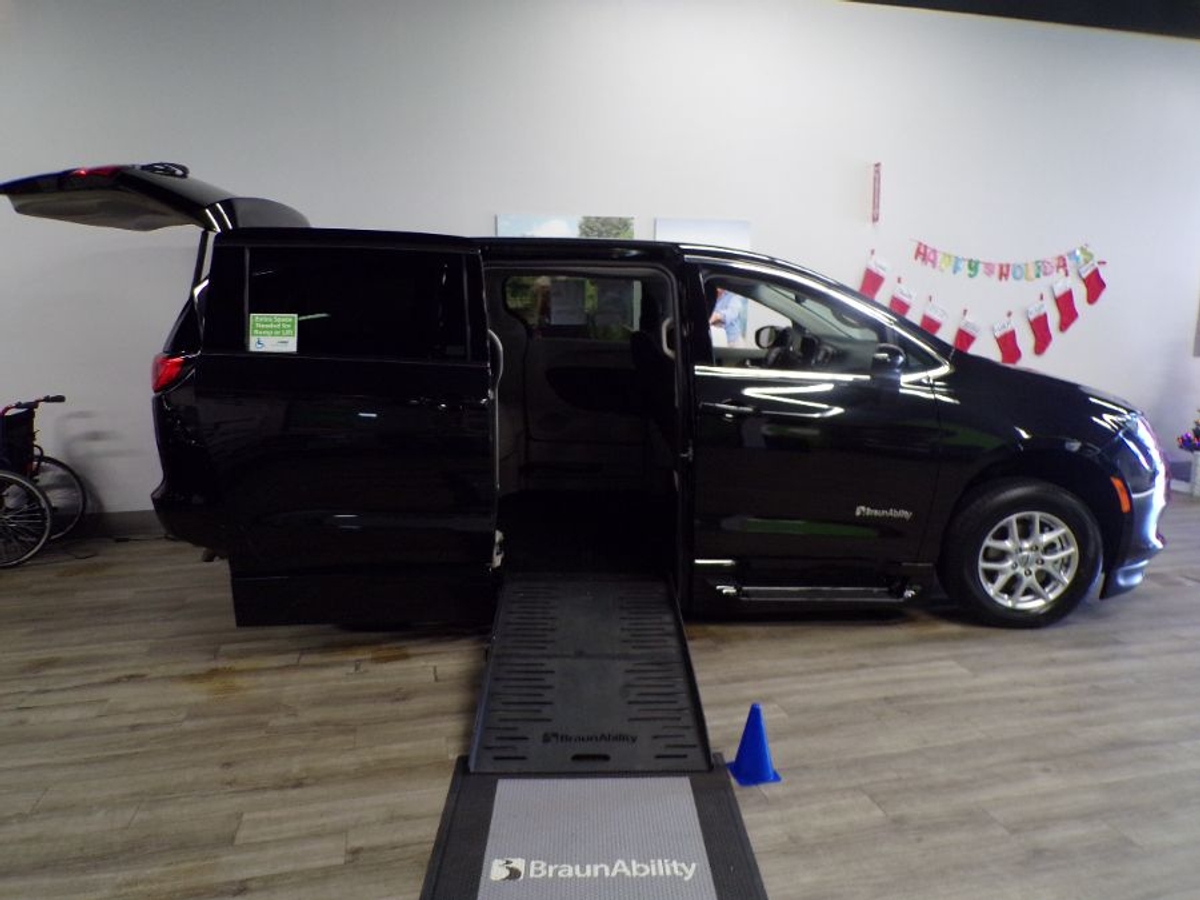 2023 CHRYSLER VOYAGER - Image 1