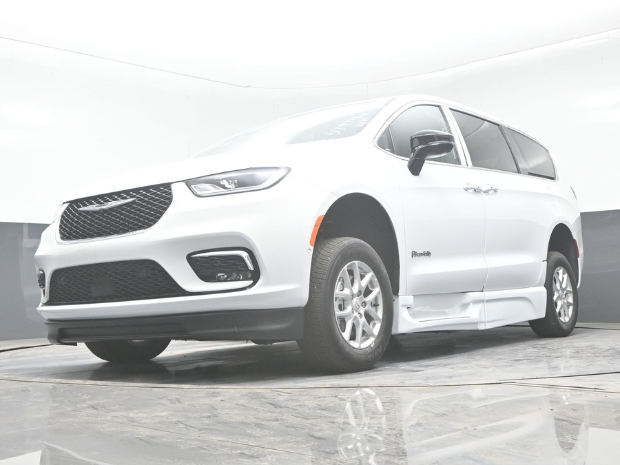 New 2025 Chrysler Pacifica Select Safety - BraunAbility Side Entry Entry Fold Out Automatic Ramp