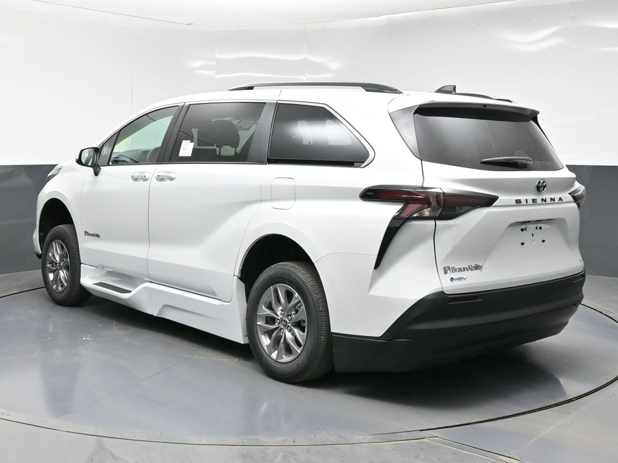 New 2026 Toyota Sienna Hybrid XLE Base - BraunAbility Side Entry Entry In Floor Automatic Ramp