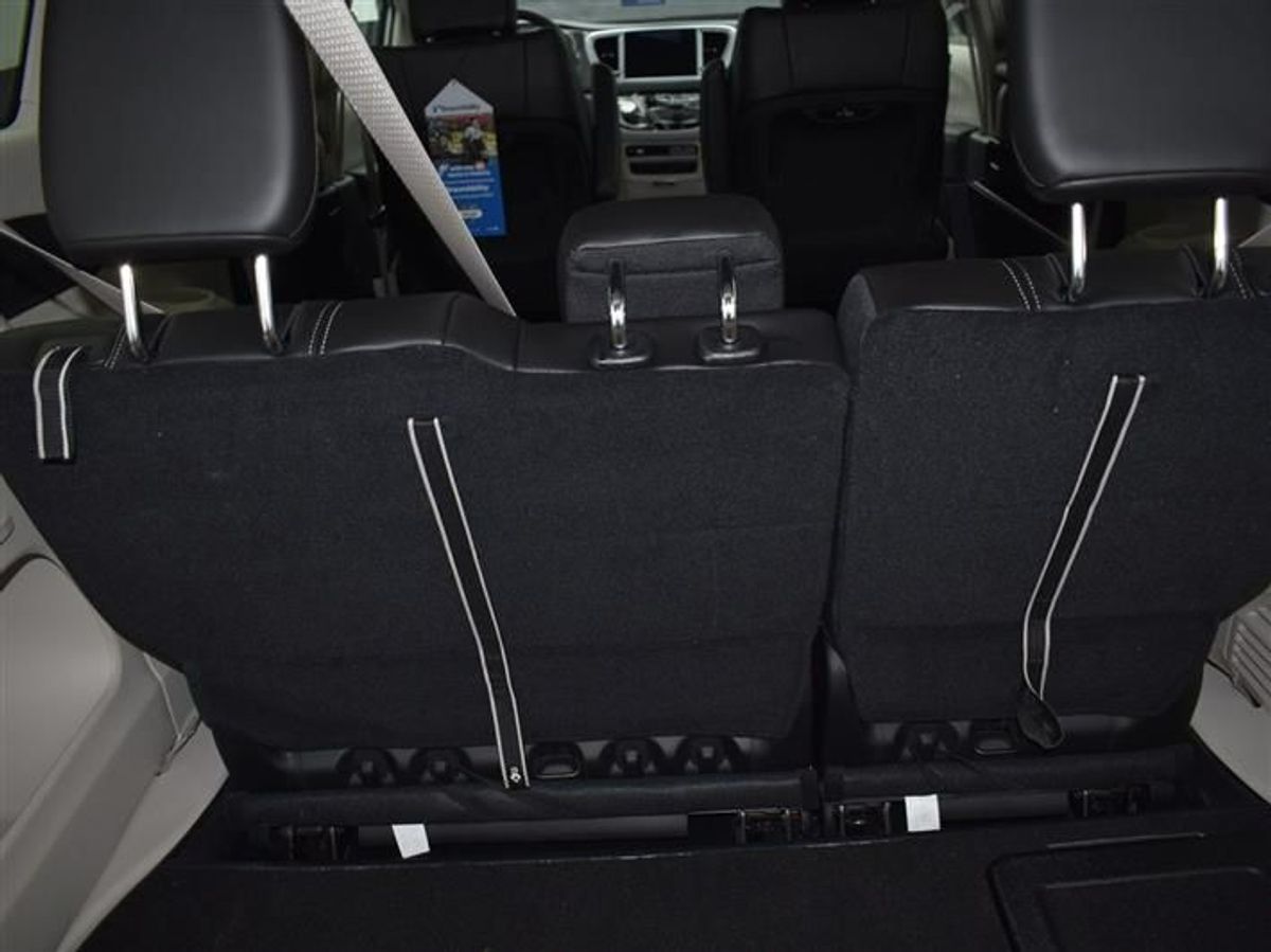 Silver Chrysler Pacifica image number 13