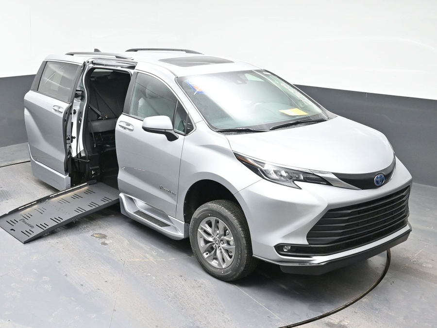 Silver Toyota Sienna image number 22