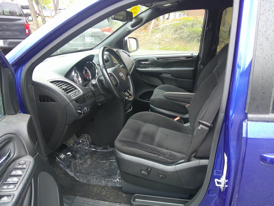 Blue Dodge Grand Caravan image number 20