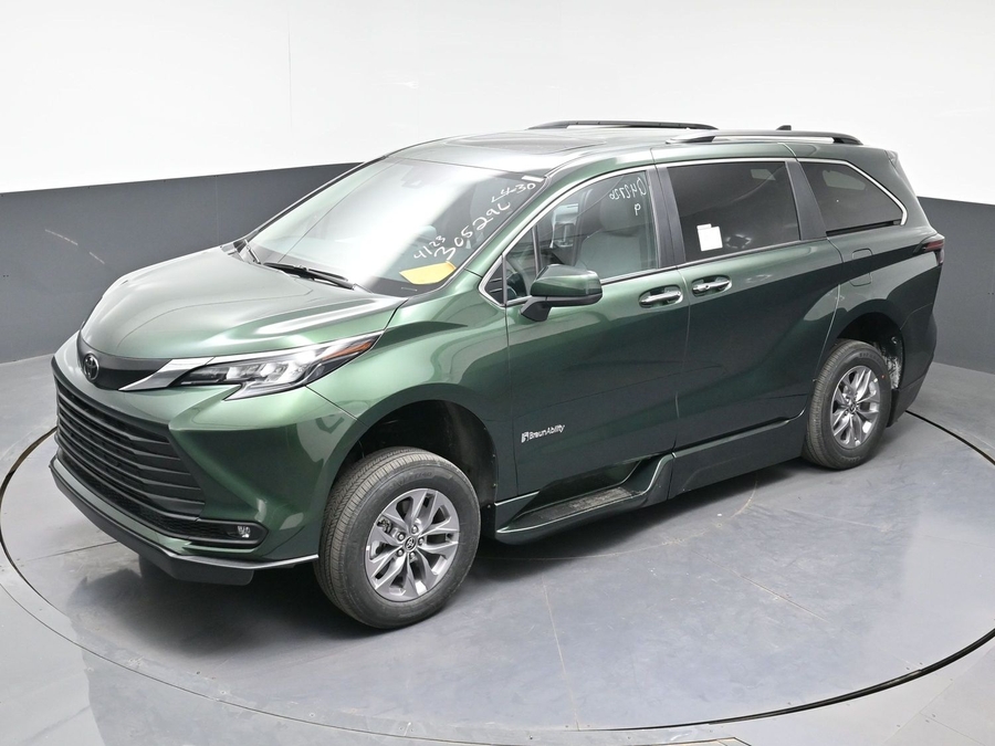 New 2026 Toyota Sienna Hybrid XLE Base - BraunAbility Side Entry Fold Out Automatic Ramp
