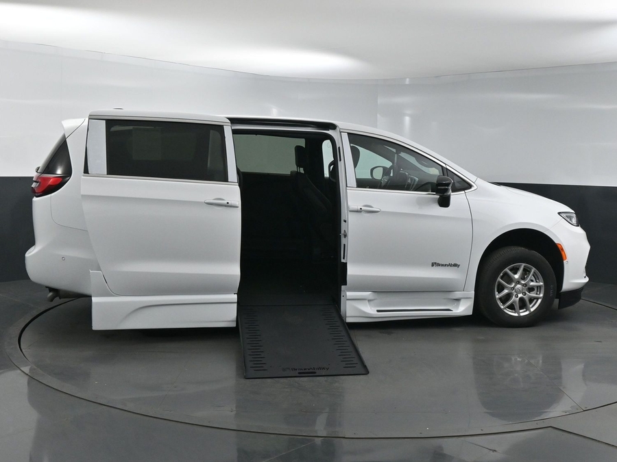 New 2025 Chrysler Pacifica Select Safety - BraunAbility Side Entry Entry In Floor Automatic Ramp