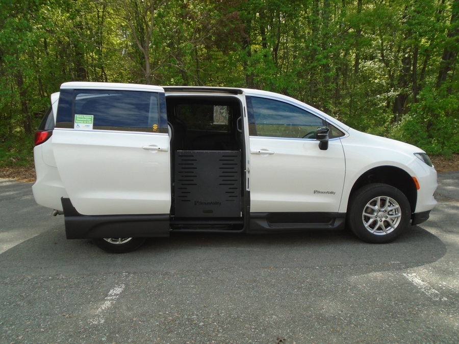 White Chrysler Voyager image number 2