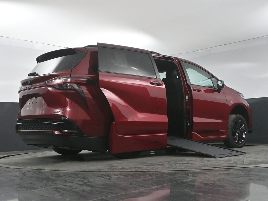 New 2025 Toyota Sienna Hybrid XSE Sport - BraunAbility Side Entry Entry In Floor Automatic Ramp