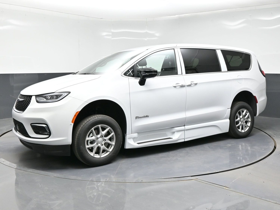 New 2026 Chrysler Pacifica Select Safety - BraunAbility Side Entry Entry Fold Out Automatic Ramp
