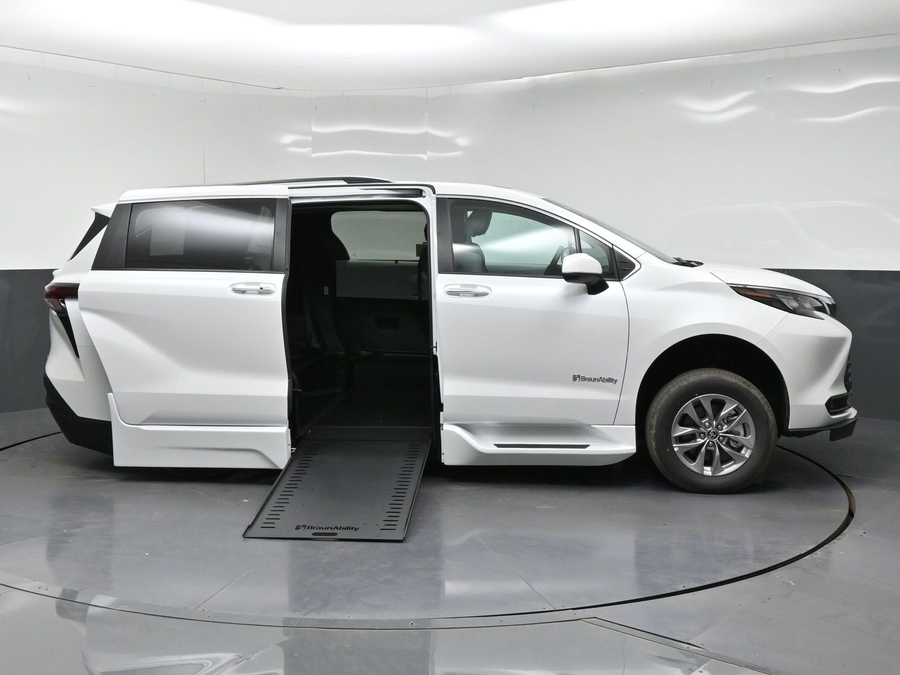 New 2026 Toyota Sienna Hybrid XLE Add - BraunAbility Side Entry In Floor Automatic Ramp