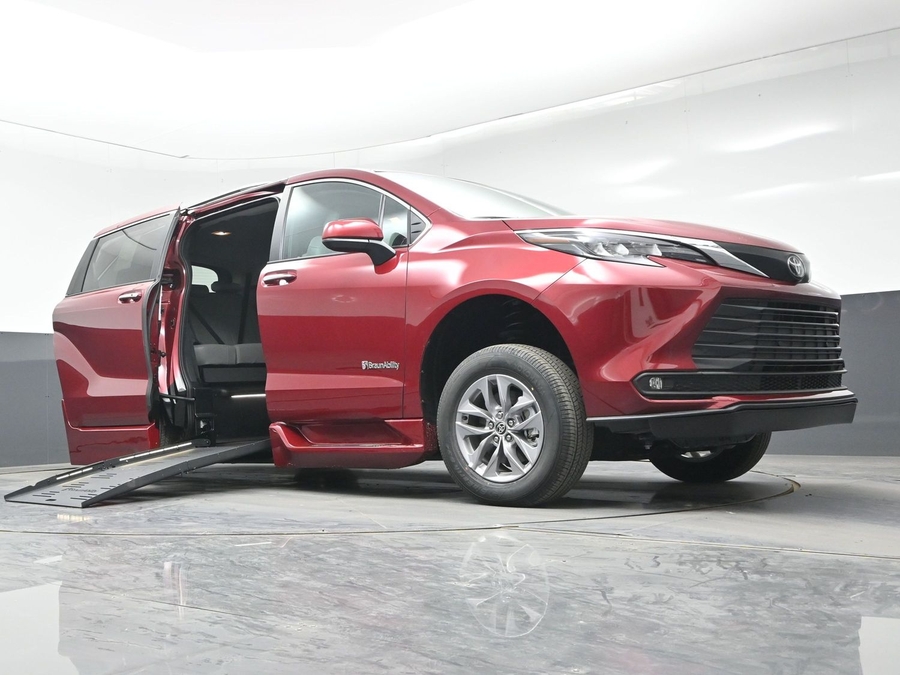 Red Toyota Sienna image number 15
