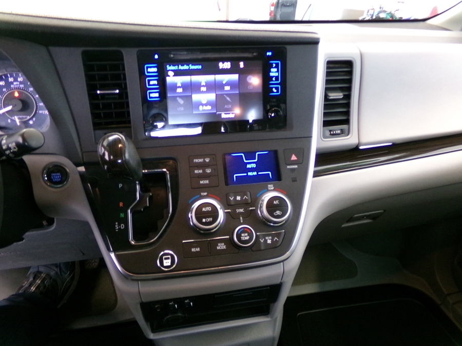 Silver Toyota Sienna image number 7