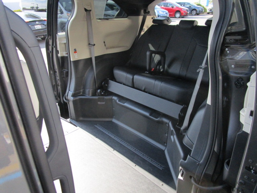New 2025 Toyota Sienna Hybrid Platinum - BraunAbility Side Entry Entry Fold Out Automatic Ramp
