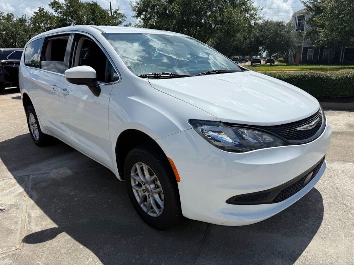 Used 2022 Chrysler Voyager LX's photo