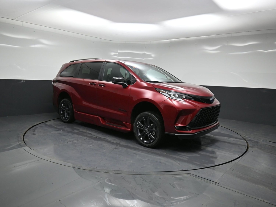 New 2025 Toyota Sienna Hybrid XSE Sport - BraunAbility Side Entry Entry Fold Out Automatic Ramp