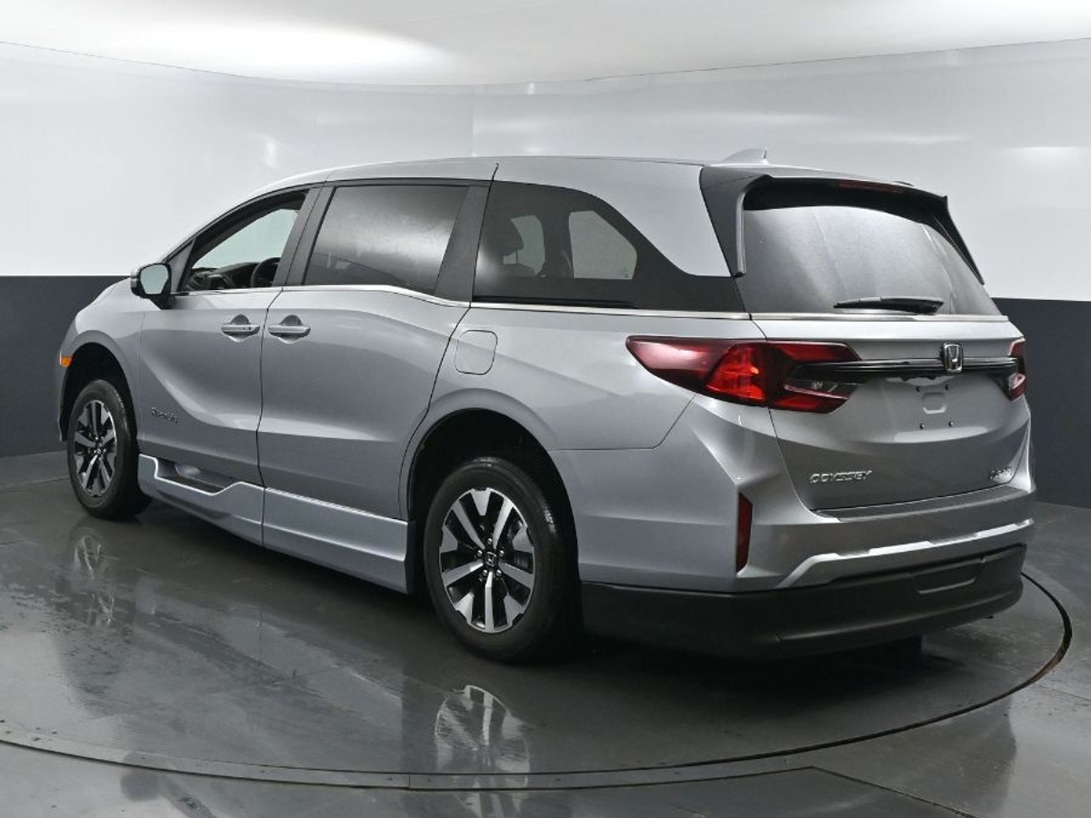 Silver Honda Odyssey image number 4