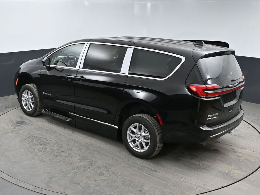 New 2025 Chrysler Pacifica Select Safety - BraunAbility Side Entry Entry Fold Out Automatic Ramp