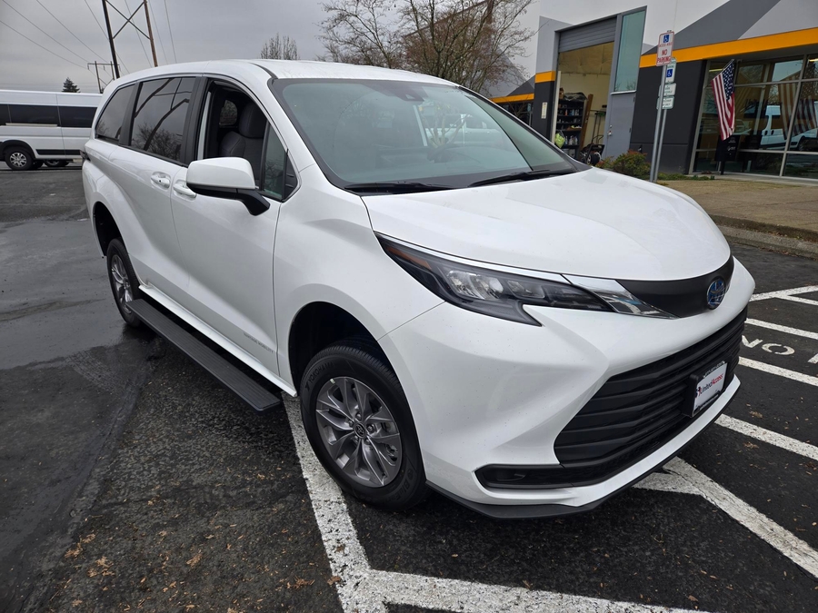 New 2026 Toyota Sienna Hybrid LE - Vantage Mobility Commercial Rear Entry Fold Out Manual Ramp