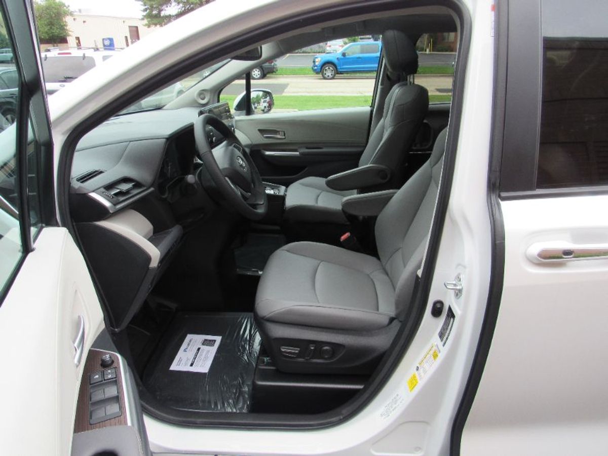 White Toyota Sienna image number 2