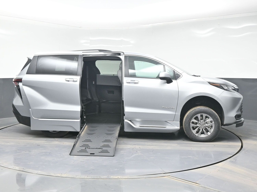 Silver Toyota Sienna image number 7