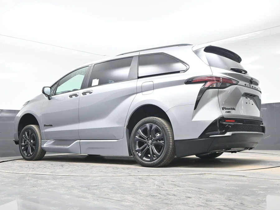 Silver Toyota Sienna image number 20