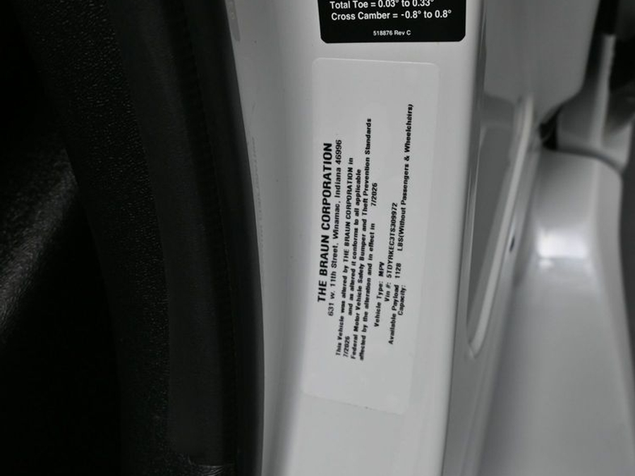 New 2026 Toyota Sienna Hybrid XLE Base - BraunAbility Side Entry Fold Out Automatic Ramp