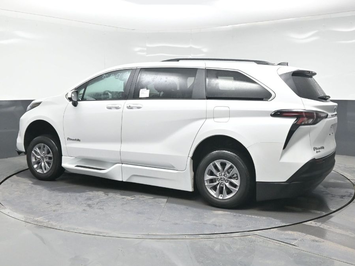 2025 TOYOTA SIENNA - Image 4