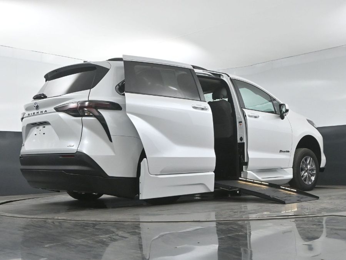 2025 TOYOTA SIENNA - Image 16