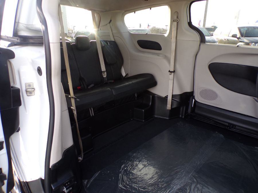 White Chrysler Pacifica image number 20