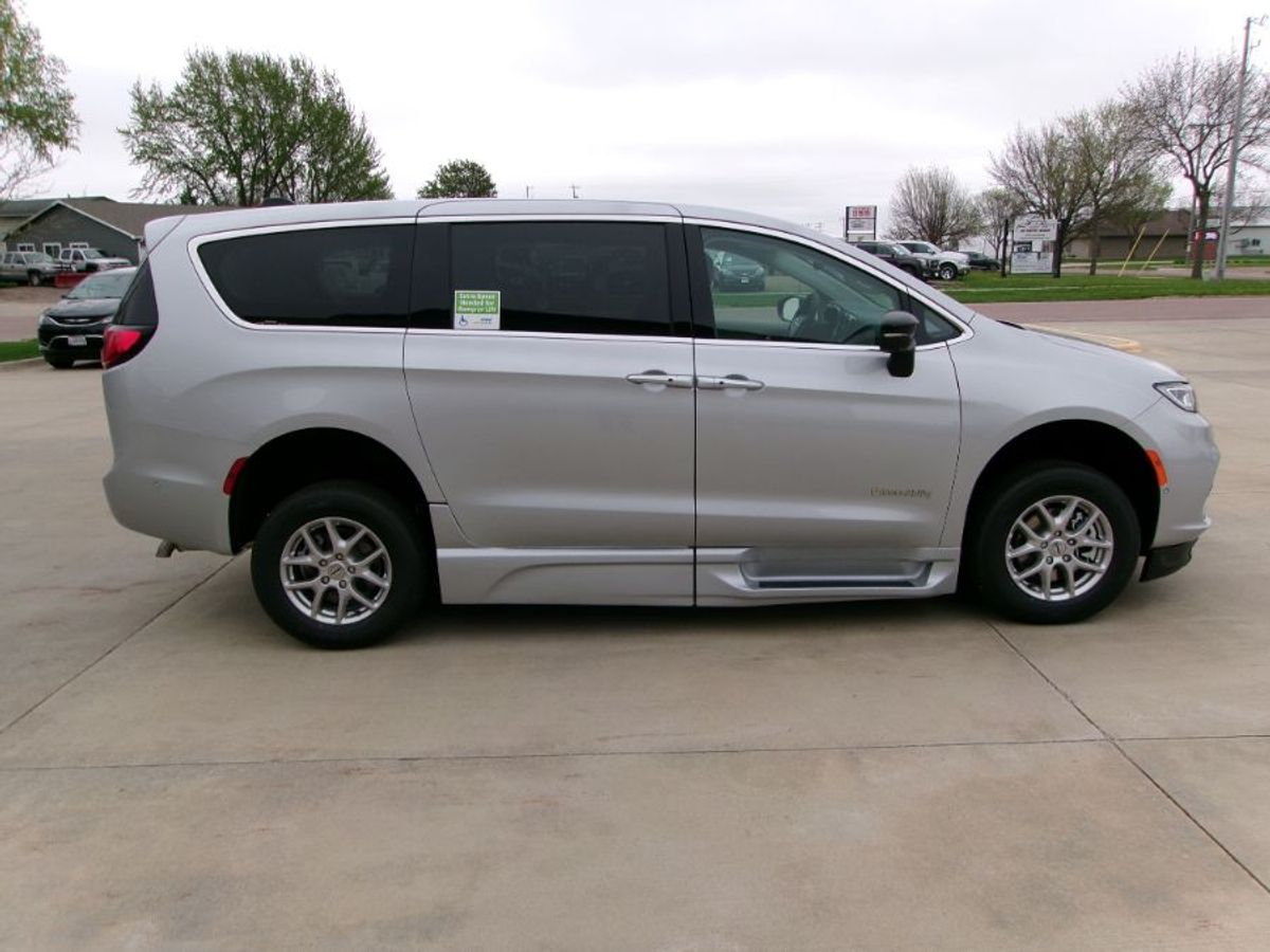 Silver Chrysler Pacifica image number 19