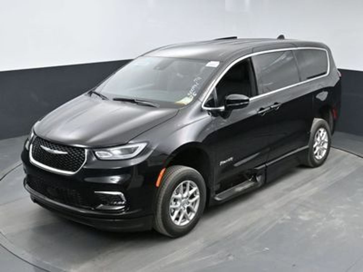 Black Chrysler Pacifica image number 1
