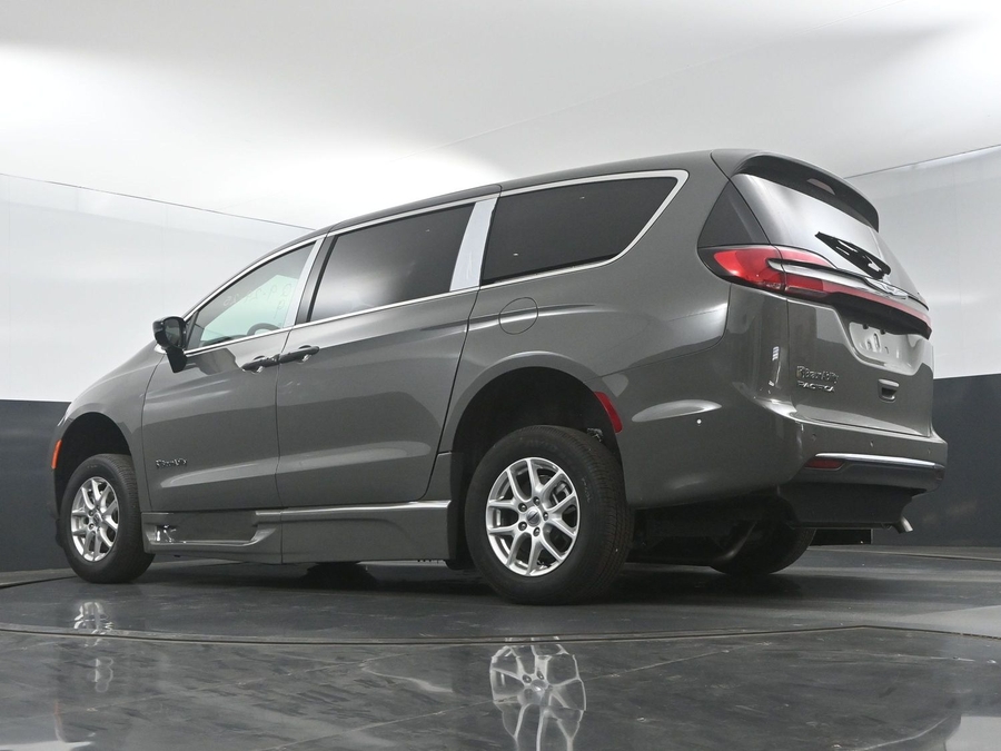 New 2025 Chrysler Pacifica Select Safety - BraunAbility Side Entry Entry Fold Out Automatic Ramp