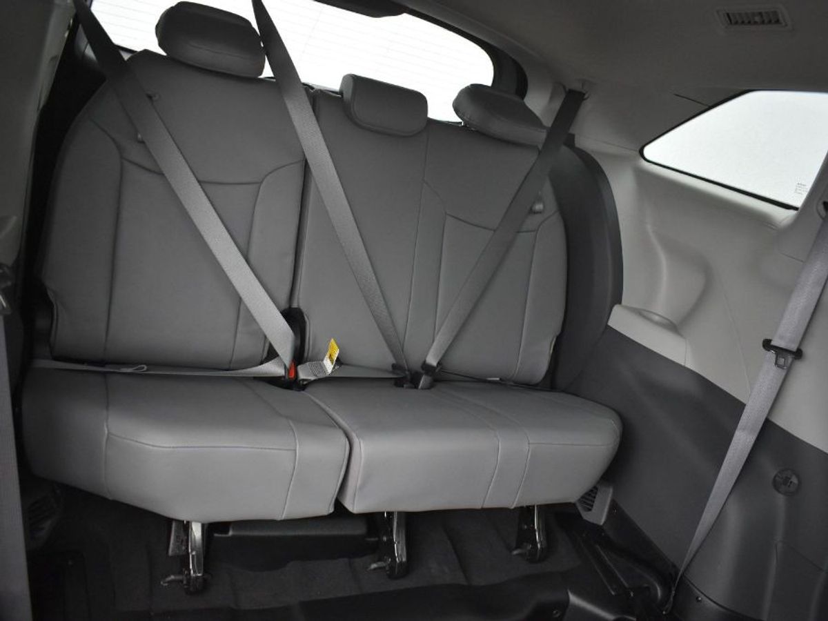 Silver Toyota Sienna image number 10