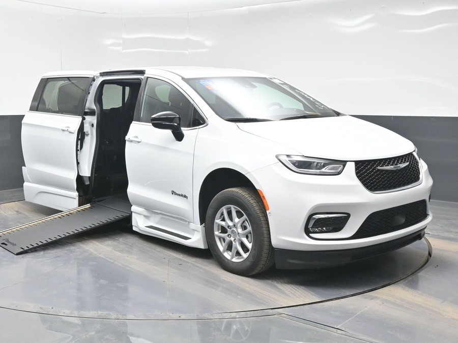 New 2025 Chrysler Pacifica Select Safety - BraunAbility Side Entry Entry In Floor Automatic Ramp