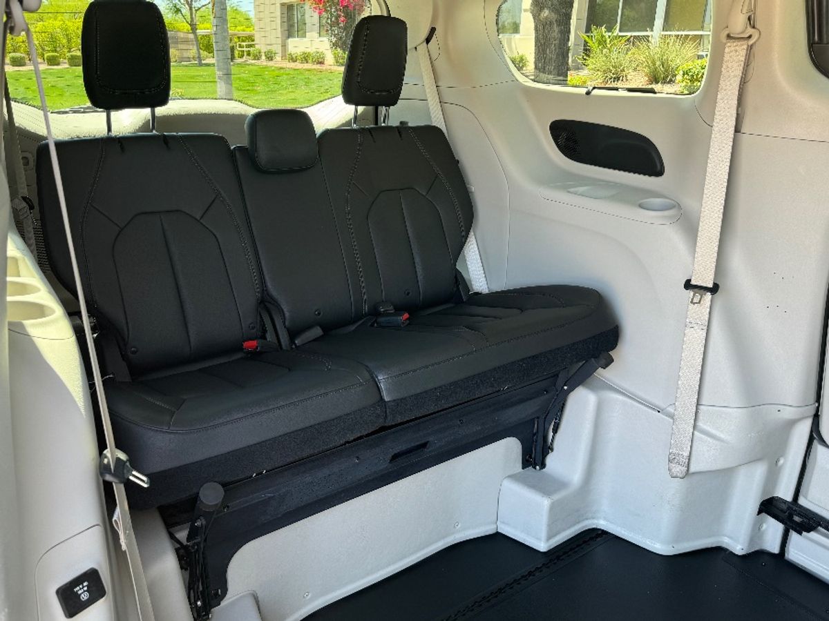 Grey Chrysler Pacifica image number 8