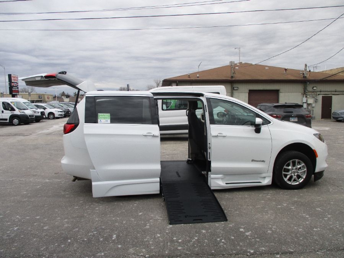 Used 2023 Chrysler Voyager LX's photo