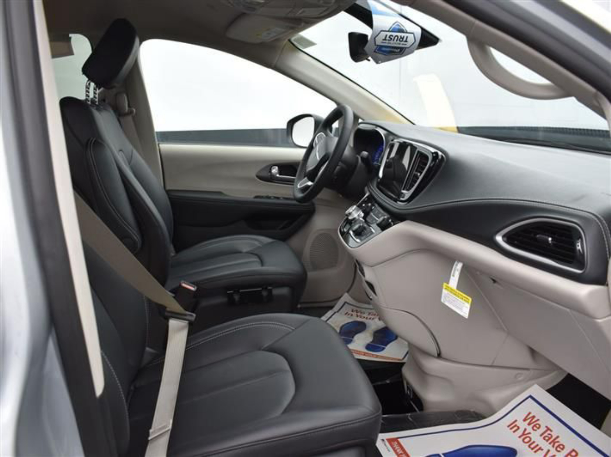 2023 Chrysler Pacifica Touring L - Photo 11