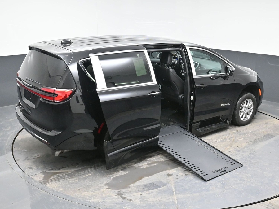 Black Chrysler Pacifica image number 25