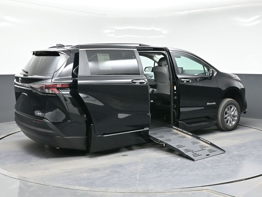 Black Toyota Sienna image number 6