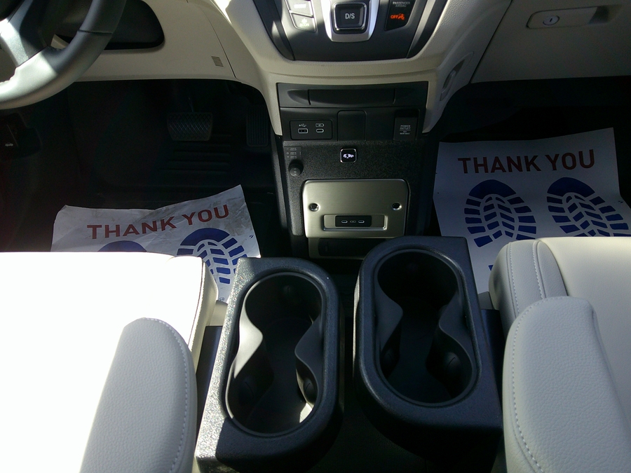 White Honda Odyssey image number 14