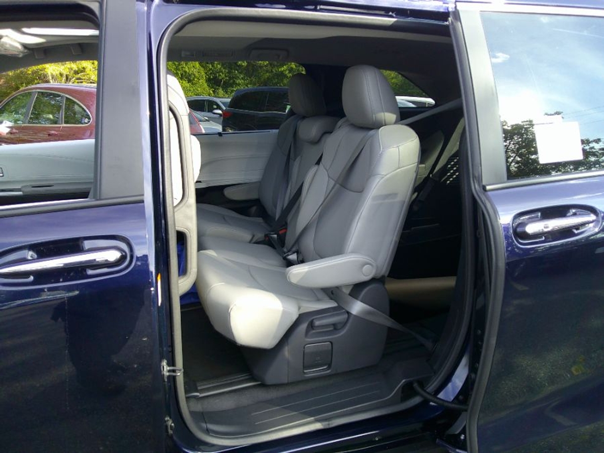 Blue Toyota Sienna image number 9