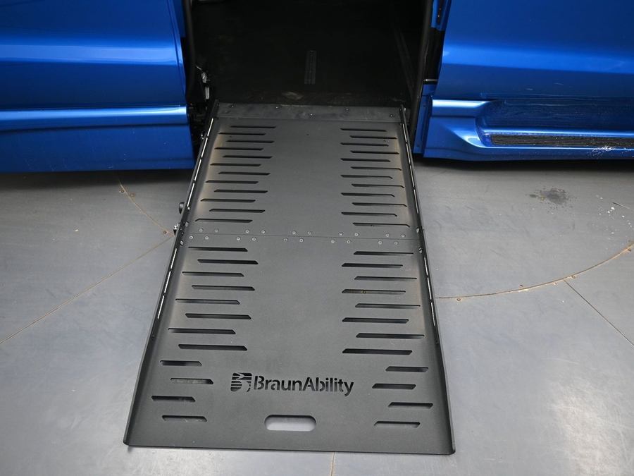 Blue Chrysler Pacifica image number 9