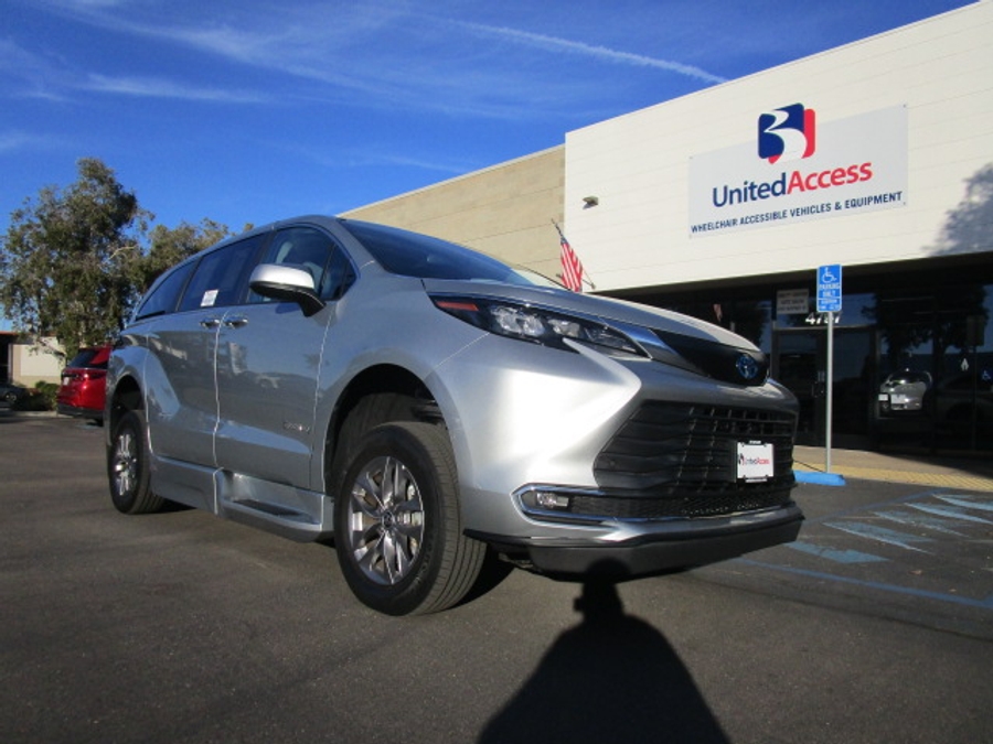 Used 2024 Toyota Sienna Hybrid XLE Base - BraunAbility Side Entry Entry Fold Out Automatic Ramp