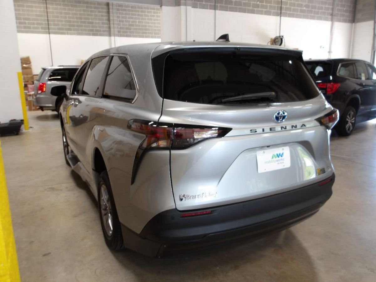 Silver Toyota Sienna image number 7