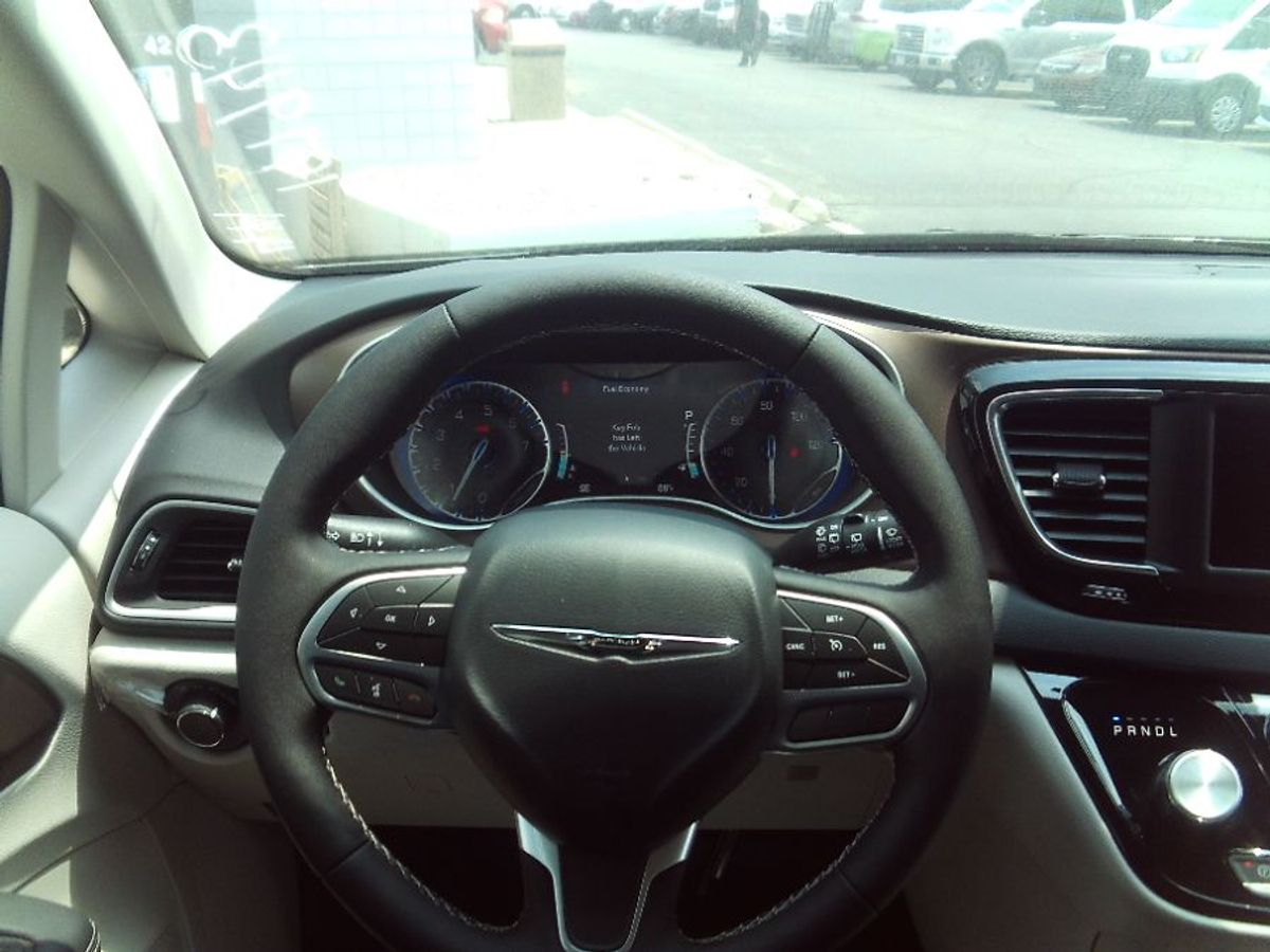 Silver Chrysler Voyager image number 7