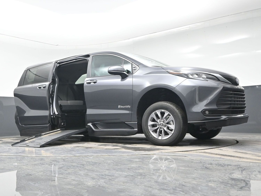 New 2025 Toyota Sienna Hybrid XLE Plus - BraunAbility Side Entry Entry Fold Out Automatic Ramp