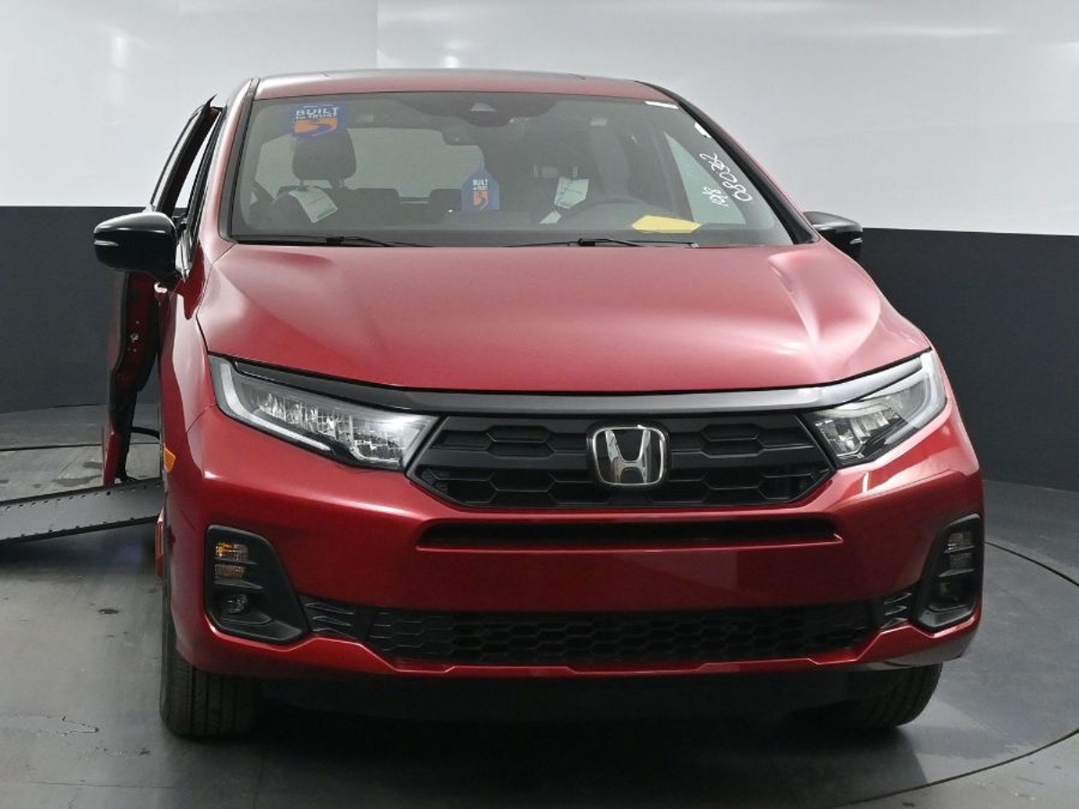 Red Honda Odyssey image number 2