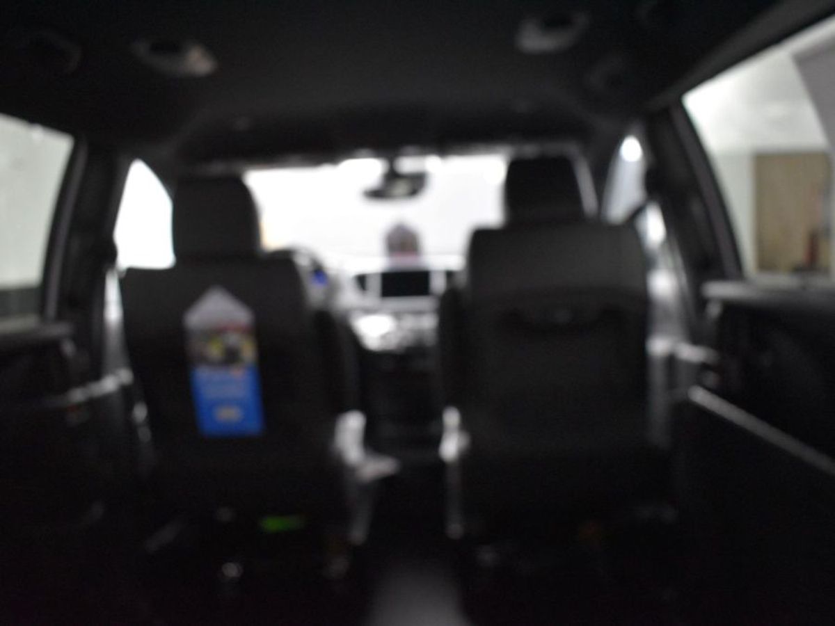 White Chrysler Pacifica image number 7