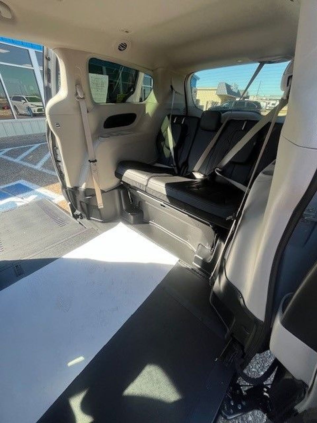 Silver Chrysler Pacifica image number 8