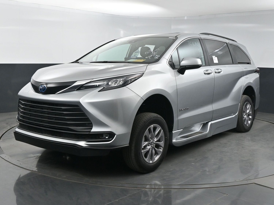 New 2025 Toyota Sienna Hybrid XLE Plus - BraunAbility Side Entry Entry Fold Out Automatic Ramp