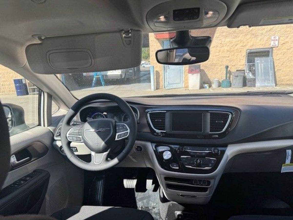 2024 CHRYSLER VOYAGER - Image 3