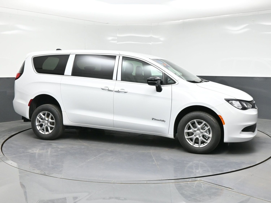 White Chrysler Voyager image number 7